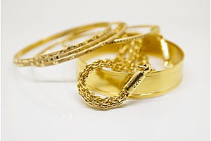 Gold Retreats as US-China Trade Truce Shifts Investor Sentiment