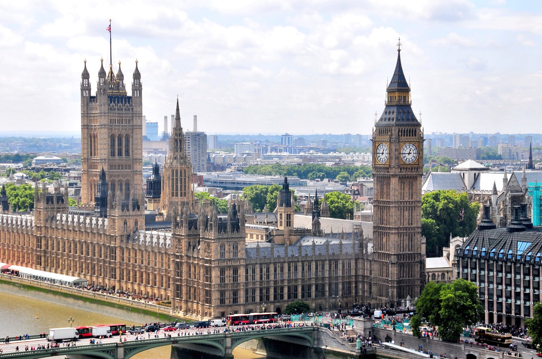 Bridgewater’s Dalio Warns of UK ‘Debt Death Spiral’ Risk