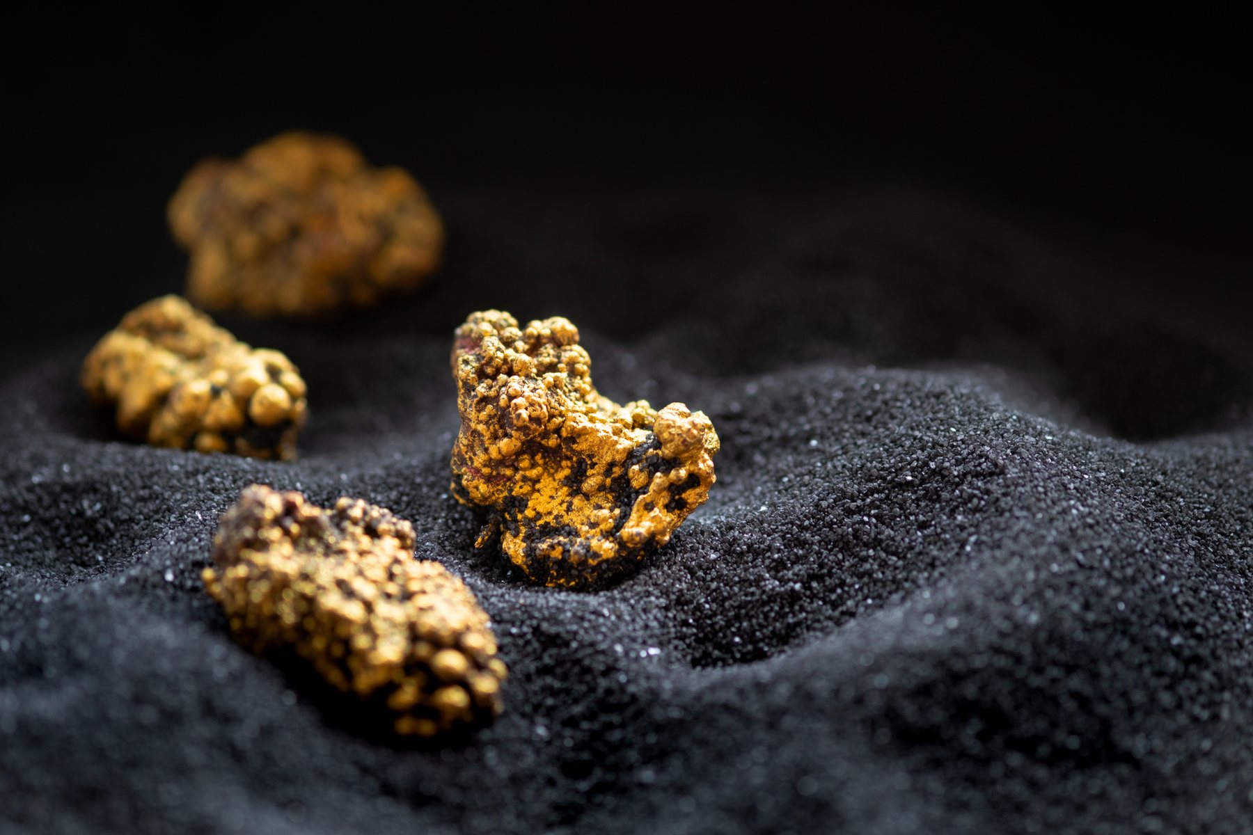 Gold Edges Higher as Cooler Inflation Data Reinforces Fed Rate Cut Expectations