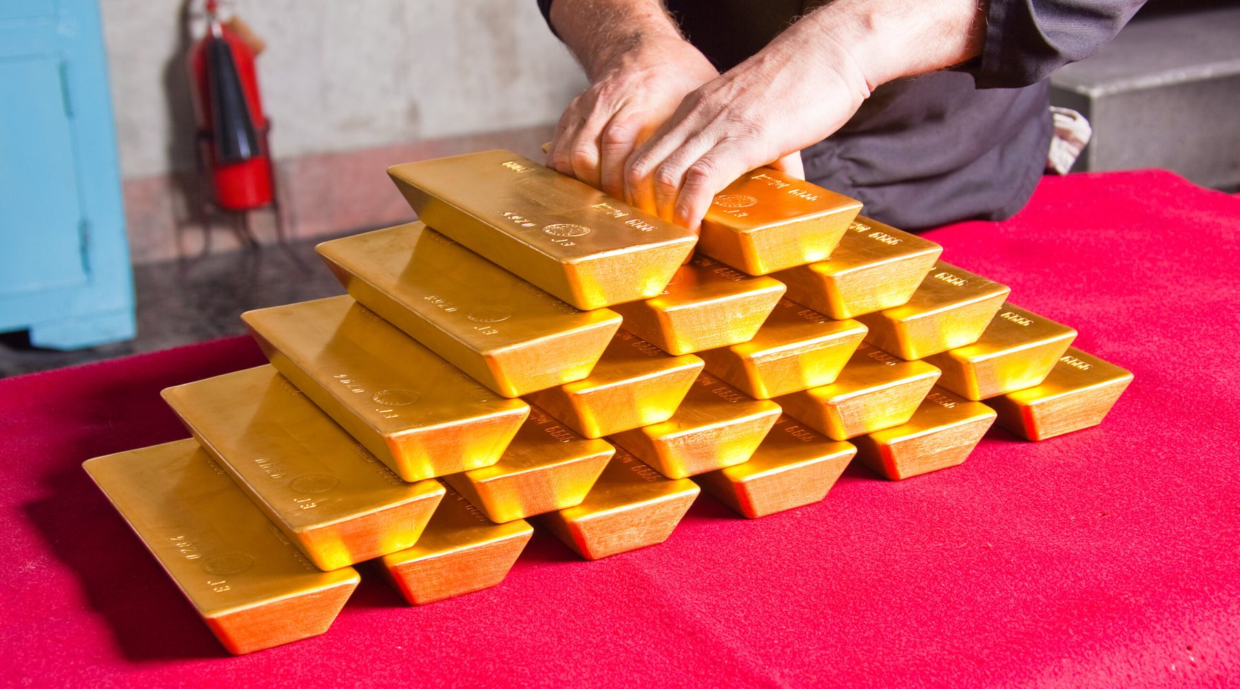 Russian Gold Reserves Crash 46% as Citizens Rush to Buy