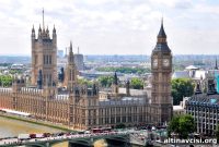 Ray Dalio Warns UK Faces Risk of a ‘Debt Death Spiral’